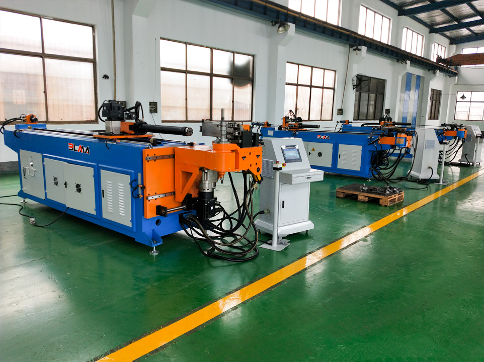 Exportar uma máquina de dobra de tubos CNC para o Vietnã