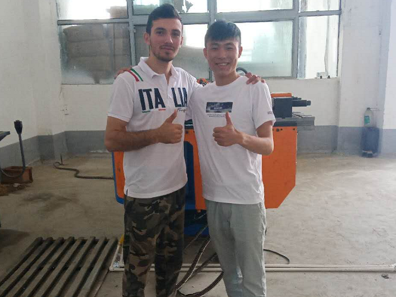 cliente do uzbequistão vem para inspecionar dw100nc máquina de dobra do tubo